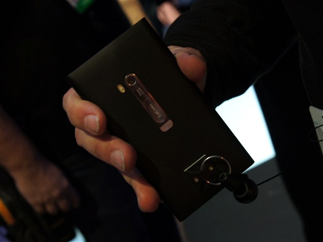 Nokia Lumia 900 na stánku spolenosti na veletrhu CES