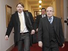 Ministi Pavel Dobe (vlevo) a Kamil Jankovsk pichzej na jednn vldy....