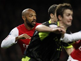 ROHOVÝ KOP. Thierry Henry se pi rohovém kopu snaí vybojovat si prostor.