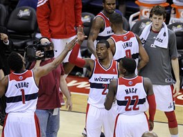 Basketbalisté Washingtonu Wizards se radují z vítzství, zcela vpravo Jan...
