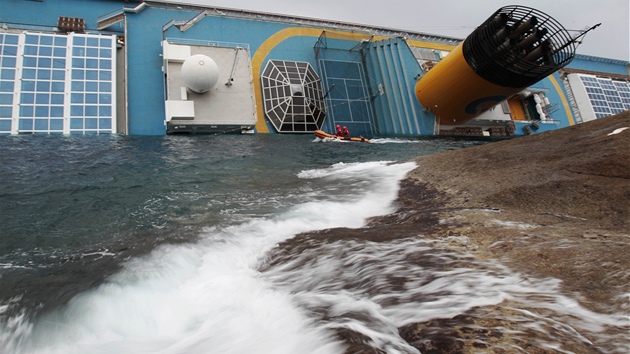 Ztroskotan lo Costa Concordia u pobe italskho ostrova Giglio (16. ledna 2012)