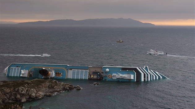 Ztroskotaná lo Costa Concordia u pobeí italského ostrova Giglio (16. ledna...