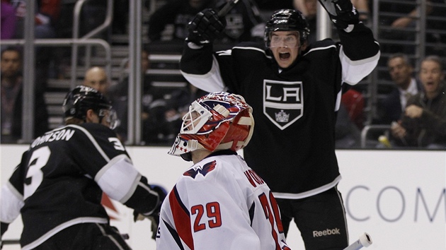 Andrei Loktionov z Los Angeles se raduje. Zklaman je brank Washingtonu Tom Vokoun.