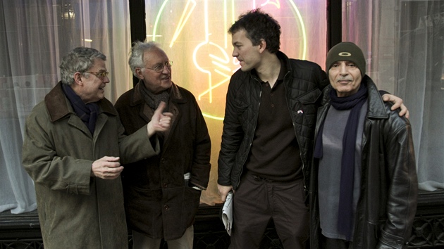 Zleva: Charlie Haden, Lee Konitz, Brad Mehldau, Paul Motian před klubem Zleva: Charlie Haden, Lee Konitz, Brad Mehldau, Paul Motian před klubem