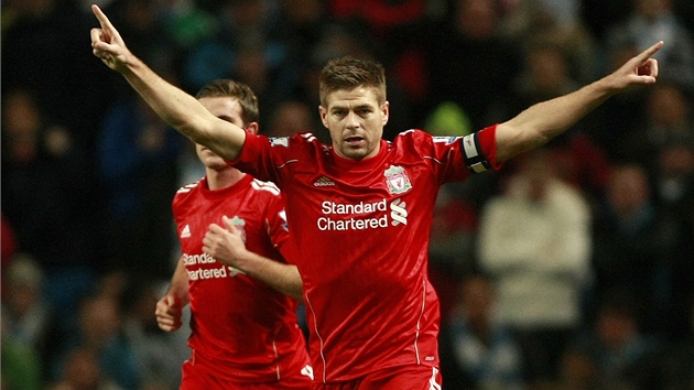 JE TAM! Steven Gerrard z Liverpoolu se raduje z promnn penalty v pohrovm utkn s Manchesterem City.