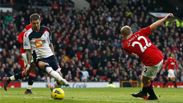 HISTORICK CHVLE. Manchestersk pomnk Paul Scholes (vpravo) se po nvratu opt rozstlel, odnesl to Bolton.