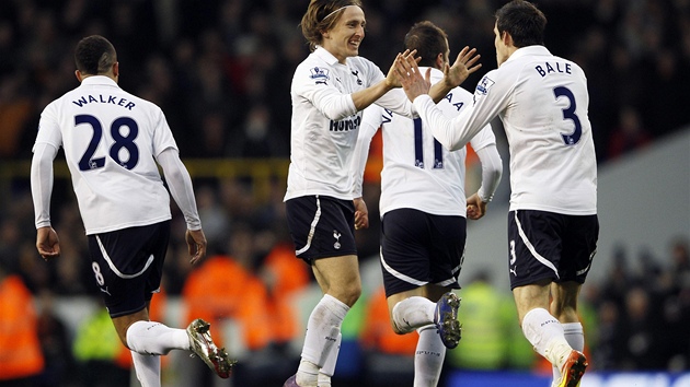 HURÁ! Luka Modri slaví svj gól proti Wolverhamptonu s Garethem Balem