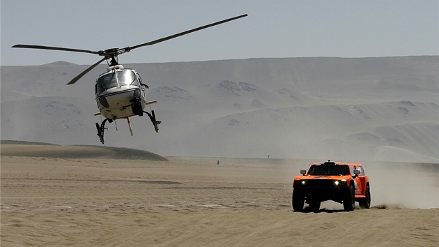 KDO BUDE RYCHLEJÍ? Helikoptéra provází automobil Robbyho Gordona v tinácté