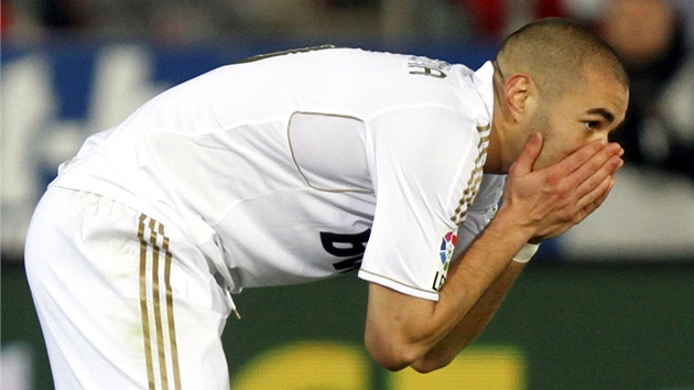V PEDKLONU. Karim Benzema z Realu Madrid zpytuje svdomí po nepromnné anci.