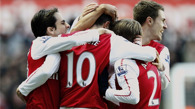 V OBJETÍ. Fotbalisté Arsenalu se radují z gólu Robina van Persieho (zády s