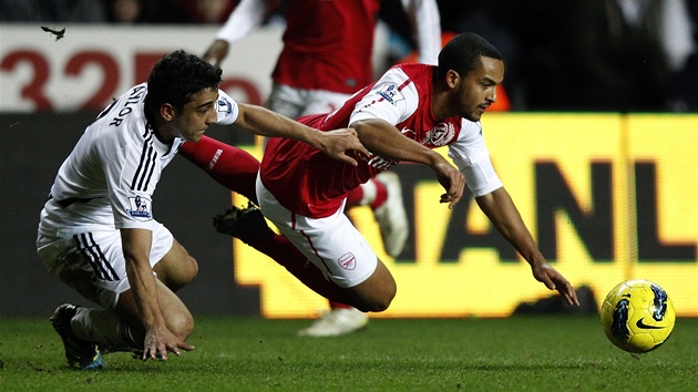 ZASTAVEN. Theo Walcott, rychlý záloník Arsenalu (vpravo), padá po zákroku