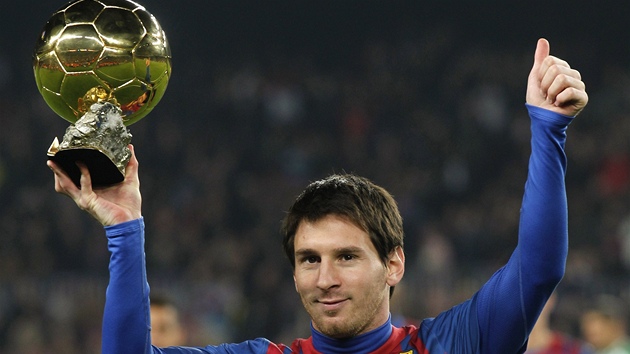 JSEM JEDNIKA. Lionel Messi ukazuje ped utknm Barcelony s Betisem nejcennj individuln trofej - Zlat m za rok 2011.