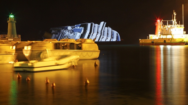 Záchranné práce u pevrácené lodi Costa Concordia pokraovaly i bhem noci.