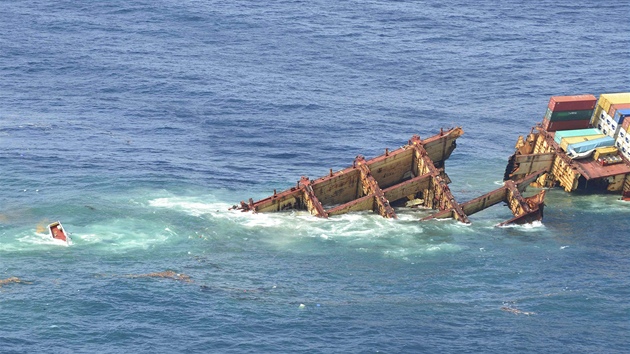 Potápjící se zadní ást lodi Rena (10. ledna 2012) 