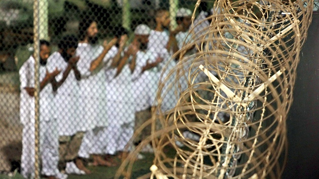 Zadrení vzni na Guantánamu se modlí ped západem slunce. Snímek je z roku...