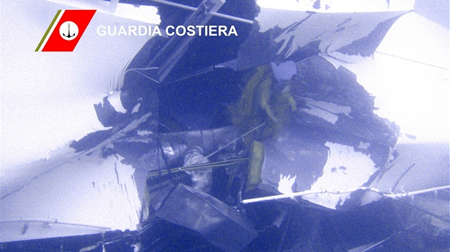 Proraen st trupu lodi Costa Concordia, snmek zveejnn poben str. Itlie se obv ekologick katastrofy, lo je pln paliva a jaksi tekutina z n u unik. Zatm nen jasn, o co pesn jde. (16. ledna 2012)
