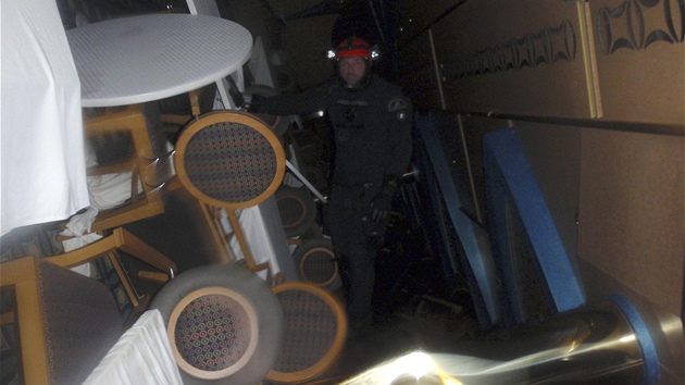len italsk poben stre prohl vnitek lodi Costa Concordia (16. ledna 2012)
