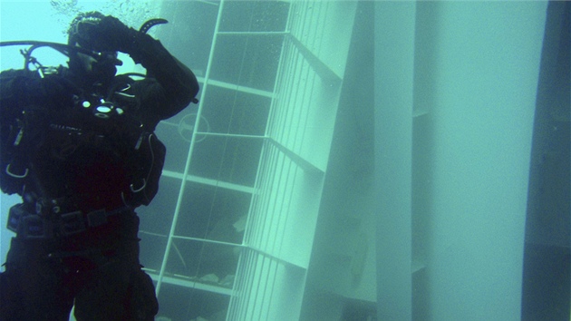 Potáp prohledává potopenou ást lodi Costa Concordia (17. ledna 2012)