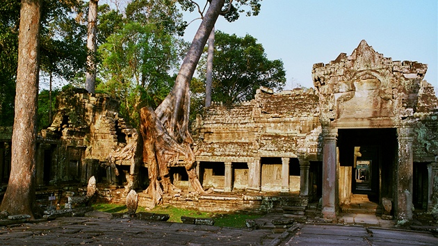 Trosky chrámového komplexu Angkor Vat v Kambodi 