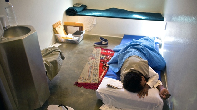 Jeden z trestanc odpoívá ve své cele ve vznici Guantánamo (19. listopadu...