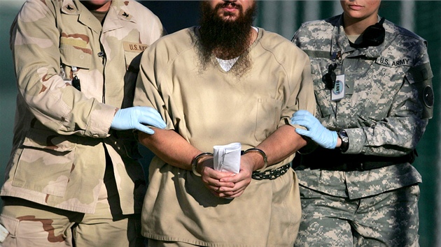 Amerití vojáci vedou v poutech vzn v Guantánamu. (6. prosince 2006)