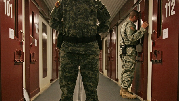 Amerití bachai kontrolují cely ve vznici Guantánamo. (9. íjna 2007)