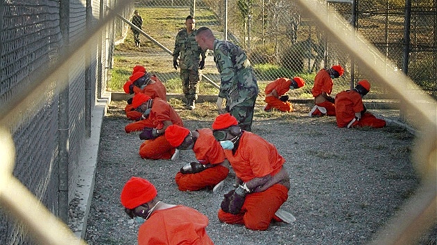 Trestanci ekají na dvoe vznice Guantánamo. (11. ledna 2002)