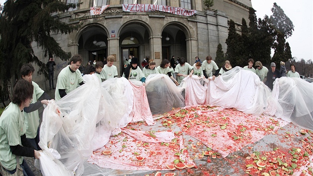 Protest student a pedagog Univerzity Karlovy proti chystan vysokokolsk reform. (19. ledna 2012)