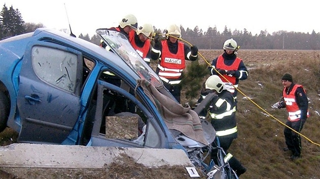 Hasii likviduj znien auto po tragick nehod na Mladoboleslavsku. Devtaticetilet idika podlehla tkm zrannm po nrazu do betonovho mostku.