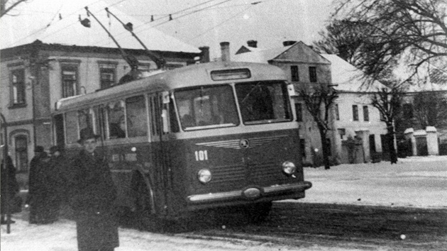 První z trolejbus, koda 7Tr, na zastávce v Lázních Bohdane pi zahájení...