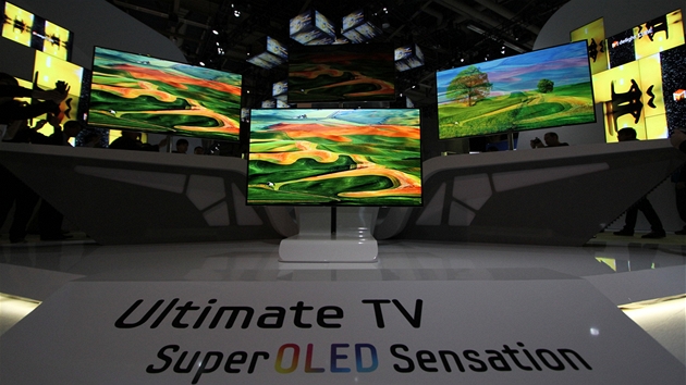 Samsung pedstavil také prototypy Super OLED televizí. Výhodou, oproti