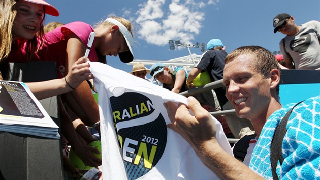 AUTOGRAMIÁDA. Spokojený Tomáš Berdych rozdával po utkání prvního kola v AUTOGRAMIÁDA. Spokojený Tomáš Berdych rozdával po utkání prvního kola v