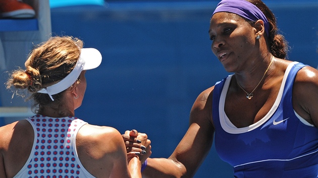 KONEC. Serena Williamsová s barborou Strýcovou po skonení zápasu druhého kola
