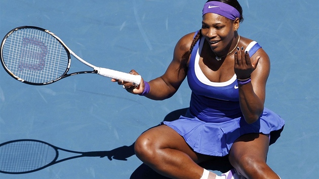 NA ZEMI. Serena Williamsová v nepíli tenisové pozici.