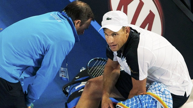 ZKLAMÁNÍ. Andy Roddick v rozhovoru s fyzioterapeutem. Z Australian Open
