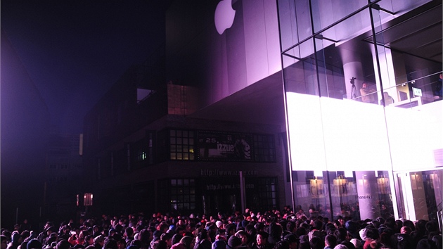 Fronta ped App Storem v Pekingu pi ekání na nový iPhone 4S