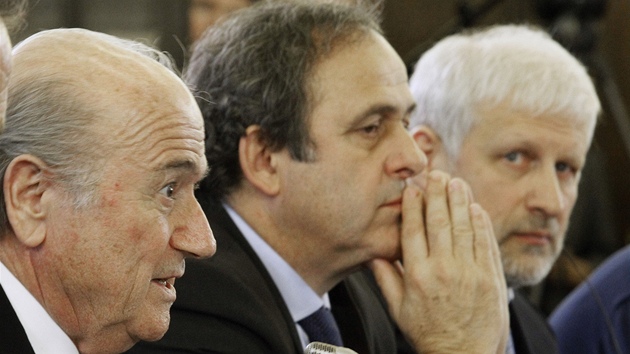 Sepp Blatter (prví zleva) a Michel Platini Sepp Blatter (prví zleva) a Michel Platini