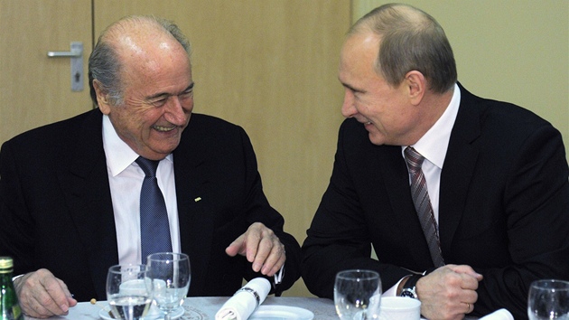 Sepp Blatter (vlevo) v hovoru s Vladimirem Putinem  na nvtv Ruska u pleitosti 100. vro zaloen ruskho fotbalovho svazu 