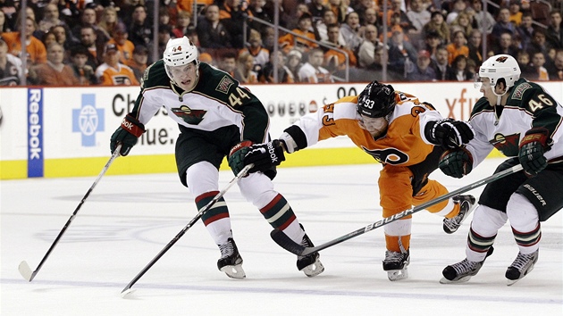 Jakub Voráek z Philadelphie v klini dvou protivník z Minnesoty.  