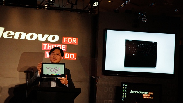Yang Yuanqing, CEO spolenosti Lenovo, pedvádí nový ultrabook/tablet YOGA