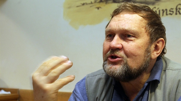 Medvědář Jan Míša Černý se stará o medvědy v příkopu českokrumlovského zámku už Medvědář Jan Míša Černý se stará o medvědy v příkopu českokrumlovského zámku už