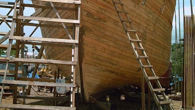 Stavba repliky pirátské lodi, kterou Jií Máka postavil v Hondurasu.