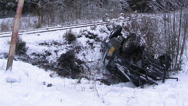 idi mitsubishi vjel s autem ped vlak na trati mezi obcemi Doln Radou a Horn Skrchov. Souprava ho odhodila do pkopu a auto se pevrtilo na stechu.   
