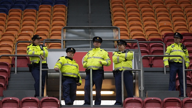 Jedinými dosplými v hlediti amsterdamské arény byli policisté...