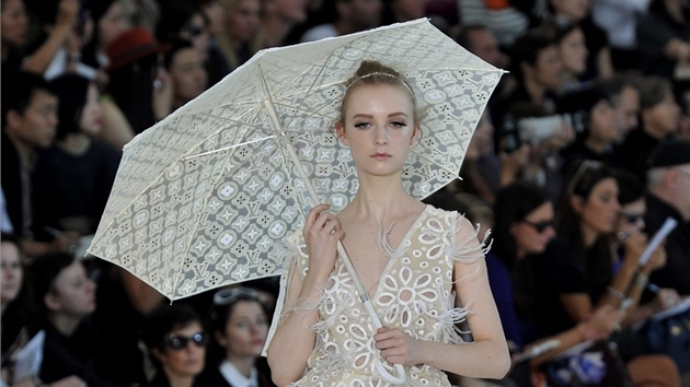 modelka na pehldce Louis Vuitton jaro - lto 2012