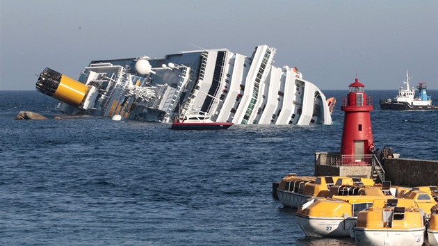 Costa Concordia leí na boku, pravá strana se potápí. 