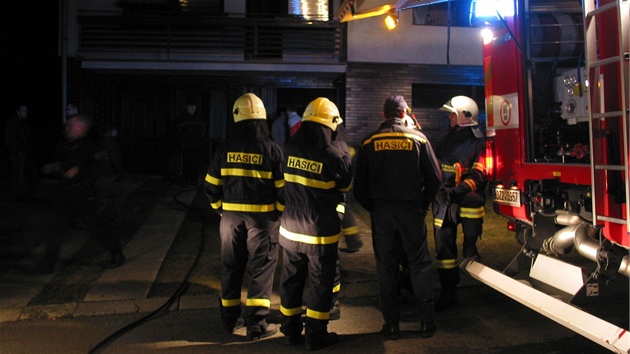 Hasii u rodinnho domku v obci Hradovice na Uherskohradisku, v jeho koteln vbuch poplil tiadvacetiletho mue.