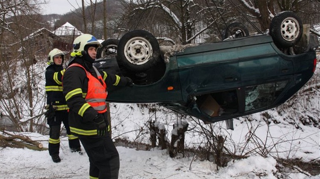 Hasii s pomoc jebu vytahuj auto z potoka.