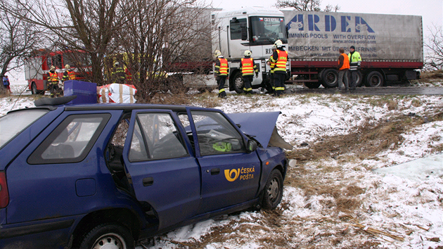 Potovní auto náraz kamionu odmrtil do pole.