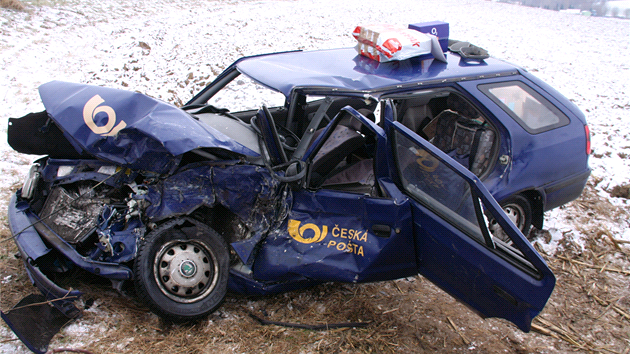 Zdemolované potovní auto, ve kterém se zranily dv eny.